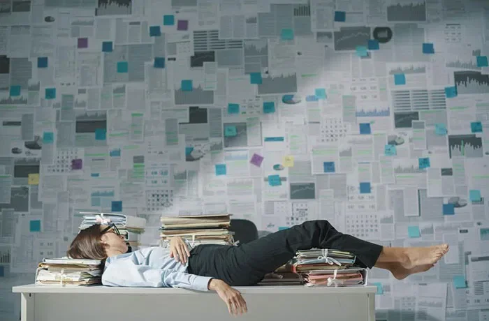 Masadaki dosyaların arasına yatan bir kadın