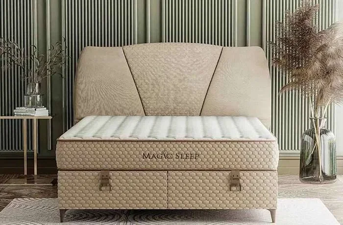 Bej renkli yatak başlığı ve boş yatak