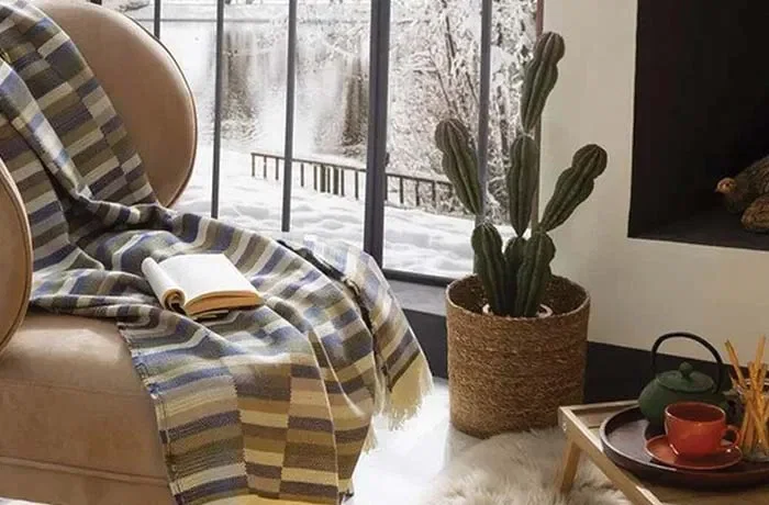 berjerin üstünde çok renkli koltuk şalı