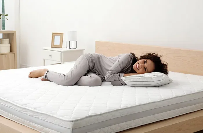 Yatakta gülen bir kadın