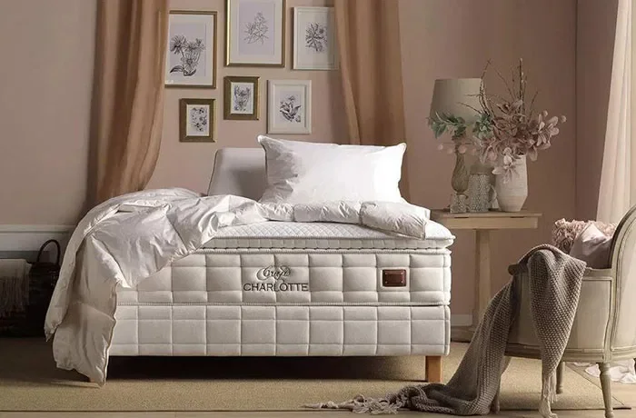 Pastel tonlarında bir yatak odası ve beyaz renkli baza