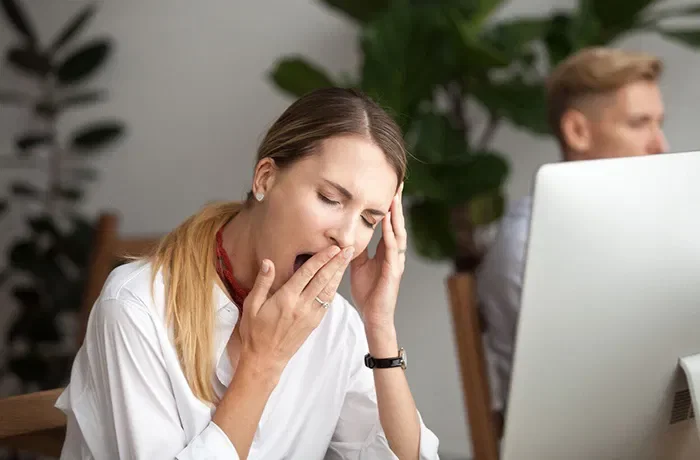 Esneyen bir beyaz yakalı çalışan