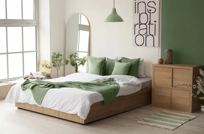 yatak-uzerinde-duran-yesil-yastiklar