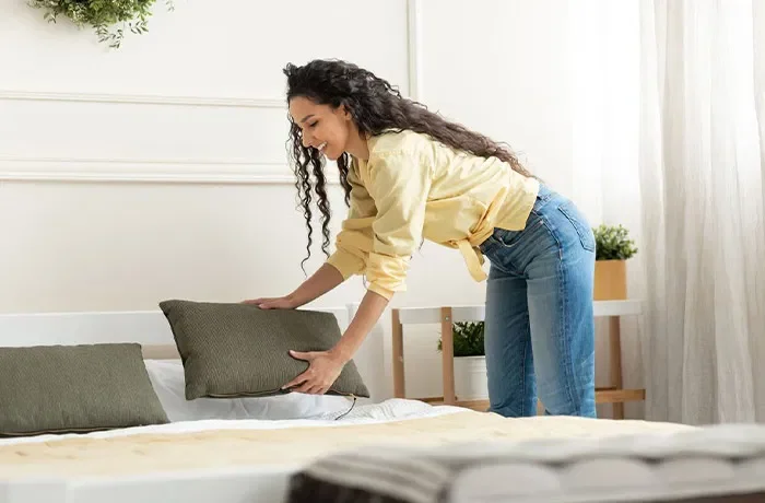 yatak-duzelten-kivircik-sacli-bir-kadin