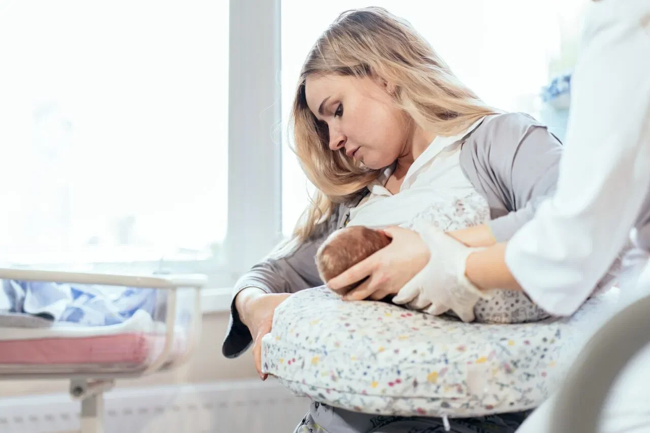 emzirme yastığı takan bir anne