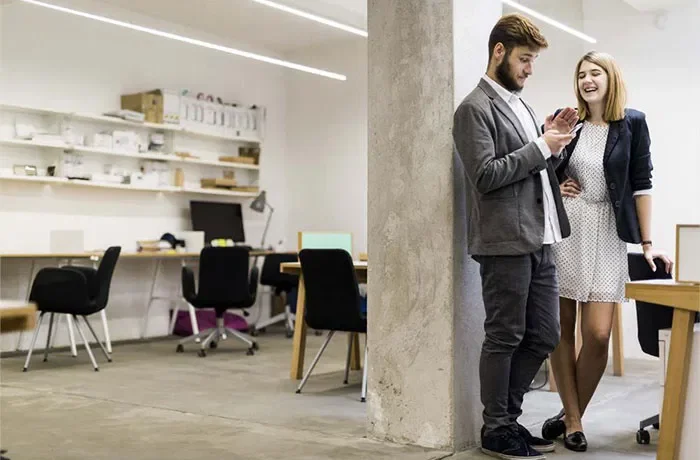 Ofiste bir adam ile bir kadın