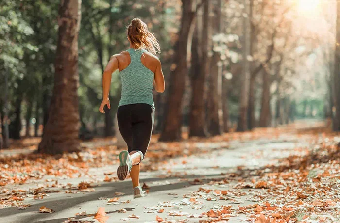 Ormanda koşu yapan bir kadın