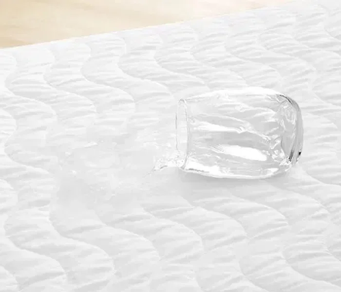 sıvı geçirmez alezin üzerine dökülen su