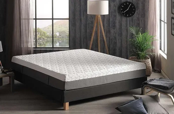 Üzeri boş bir yatak ve siyah karyola