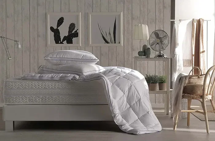 Bir yatağın üzerinde iki yastık ve yorgan