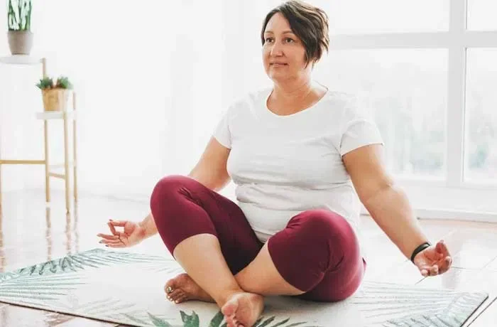 Yoga pozisyonunda bir kadın