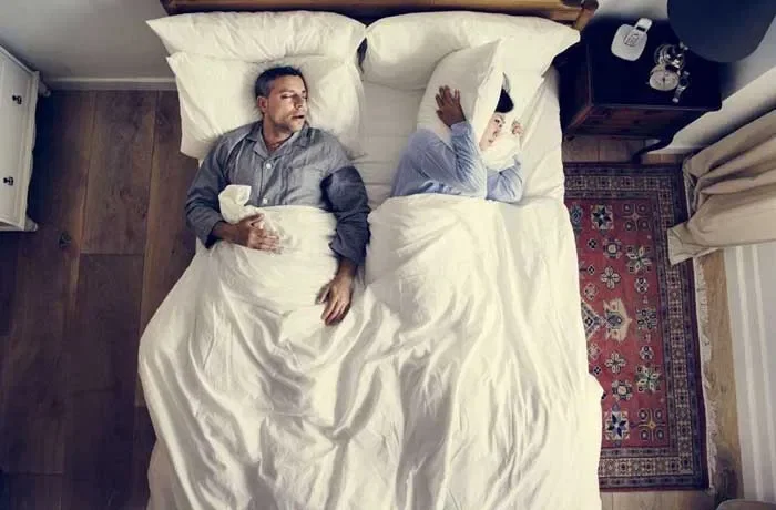 Yanındaki adamın horlamasından rahatsız olan bir kadın