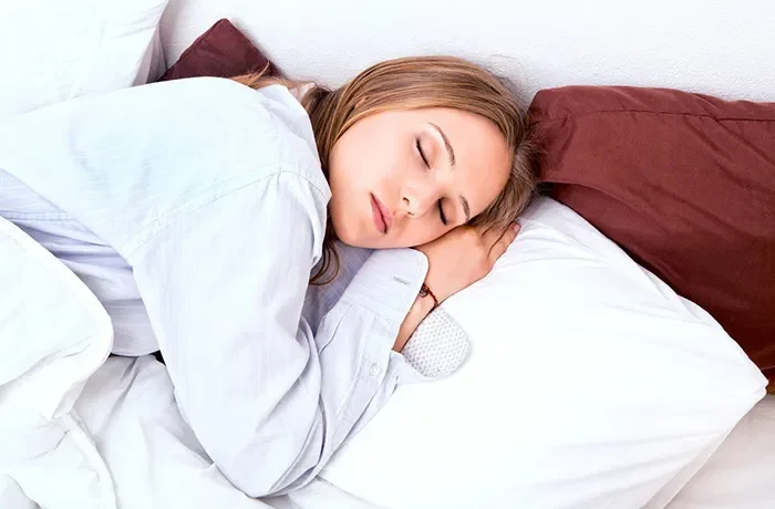 Elini başının altına alan yan uyumuş bir kadın