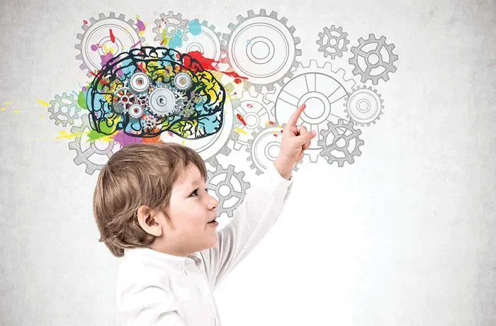 eliyle yukarıyı işaret eden erkek çocuğu