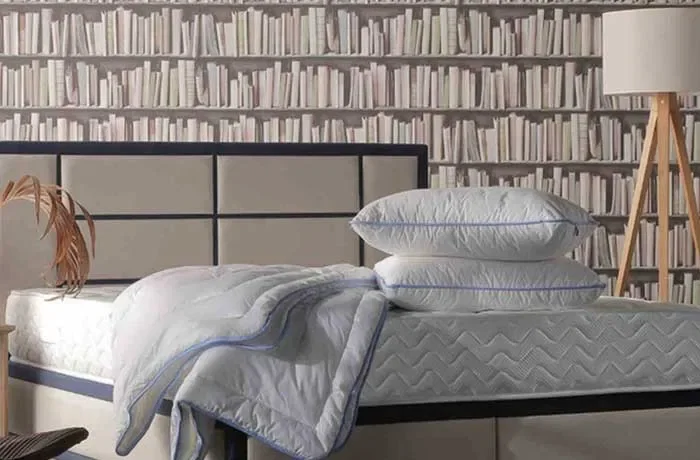 Boş yatağın üzerinde iki yastık ve yorgan