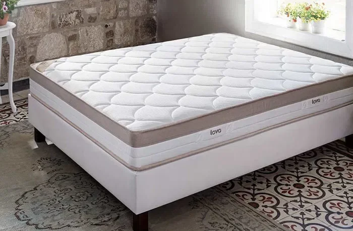 Üzeri boş bir yatak