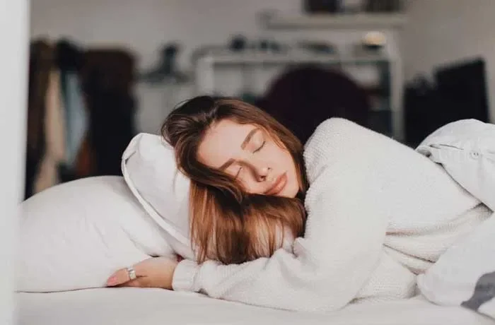Yatağa yan yatmış bir kadın