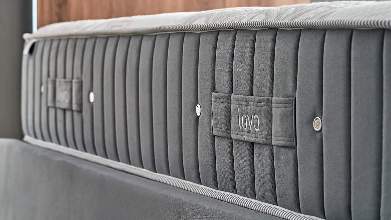 Gri renkli yatak bazası ve yatak