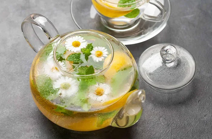 Papatya çayının demlendiği çaydanlıklar