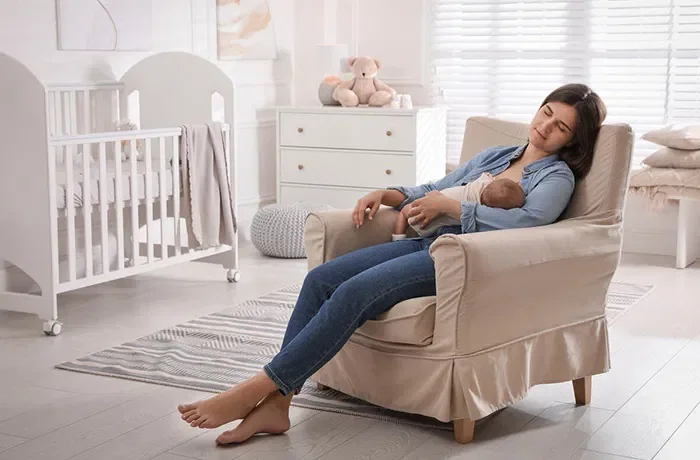 bebeği uyutmaya çalışan bir kadın