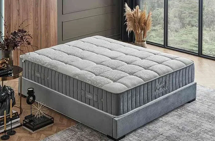 Ebatı küçük boş bir yatak