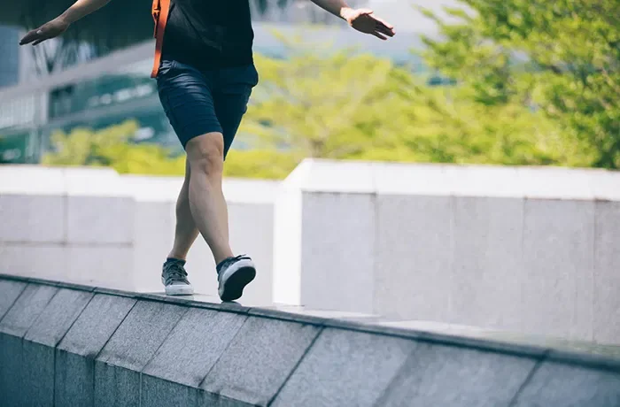 Sokakta adım adım yürüyen adam