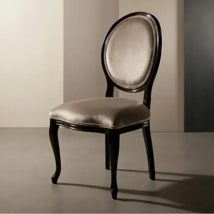 Madalyon Döşemeli Ahşap Sandalye - Siyah