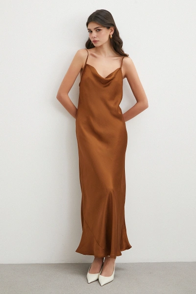 İnce Askılı Sırt Detaylı Saten Elbise