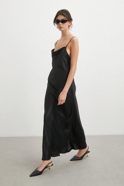 İnce Askılı Sırt Detaylı Saten Elbise