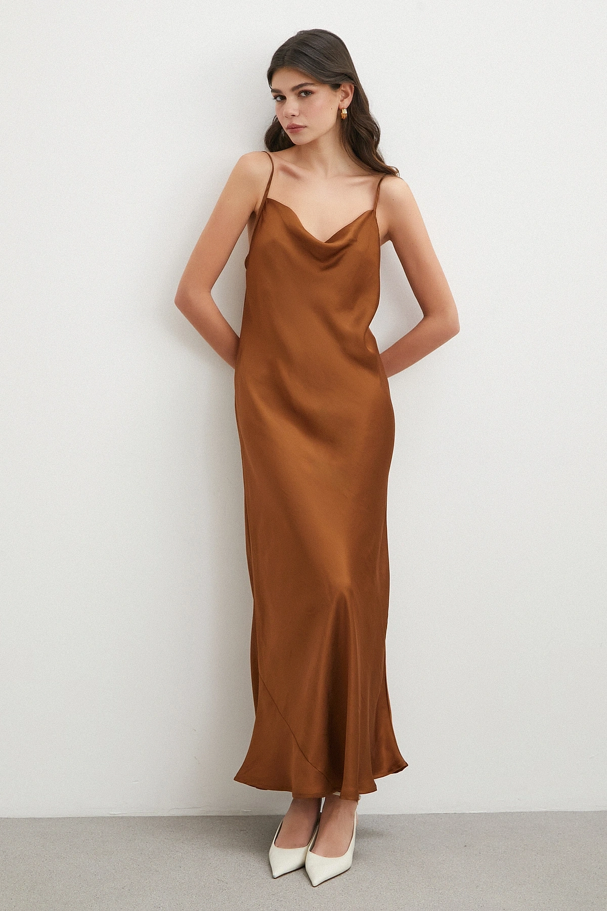 İnce Askılı Sırt Detaylı Saten Elbise