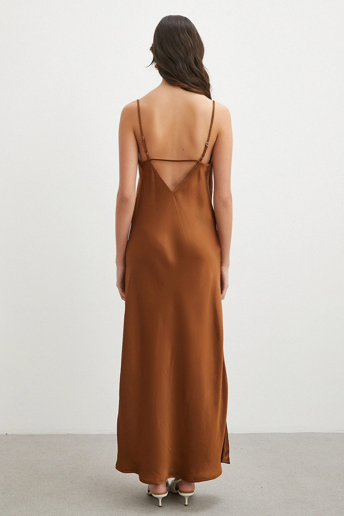 İnce Askılı Sırt Detaylı Saten Elbise