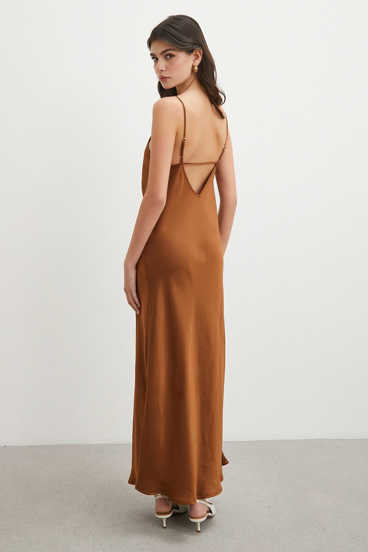 İnce Askılı Sırt Detaylı Saten Elbise