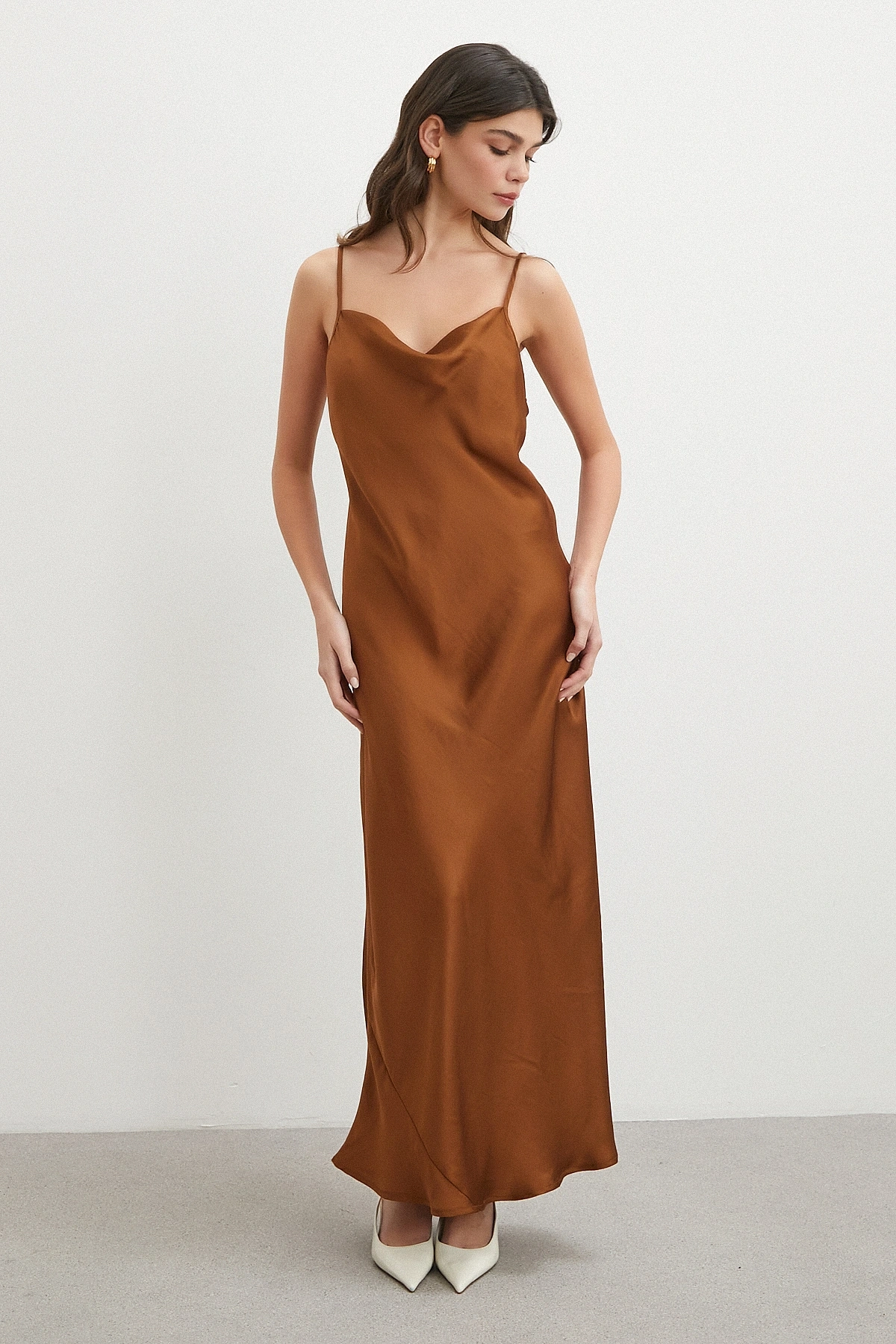 İnce Askılı Sırt Detaylı Saten Elbise