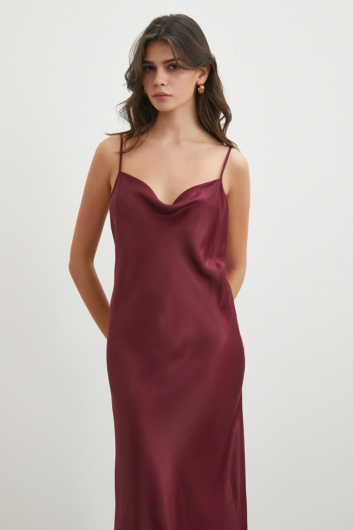 İnce Askılı Sırt Detaylı Saten Elbise