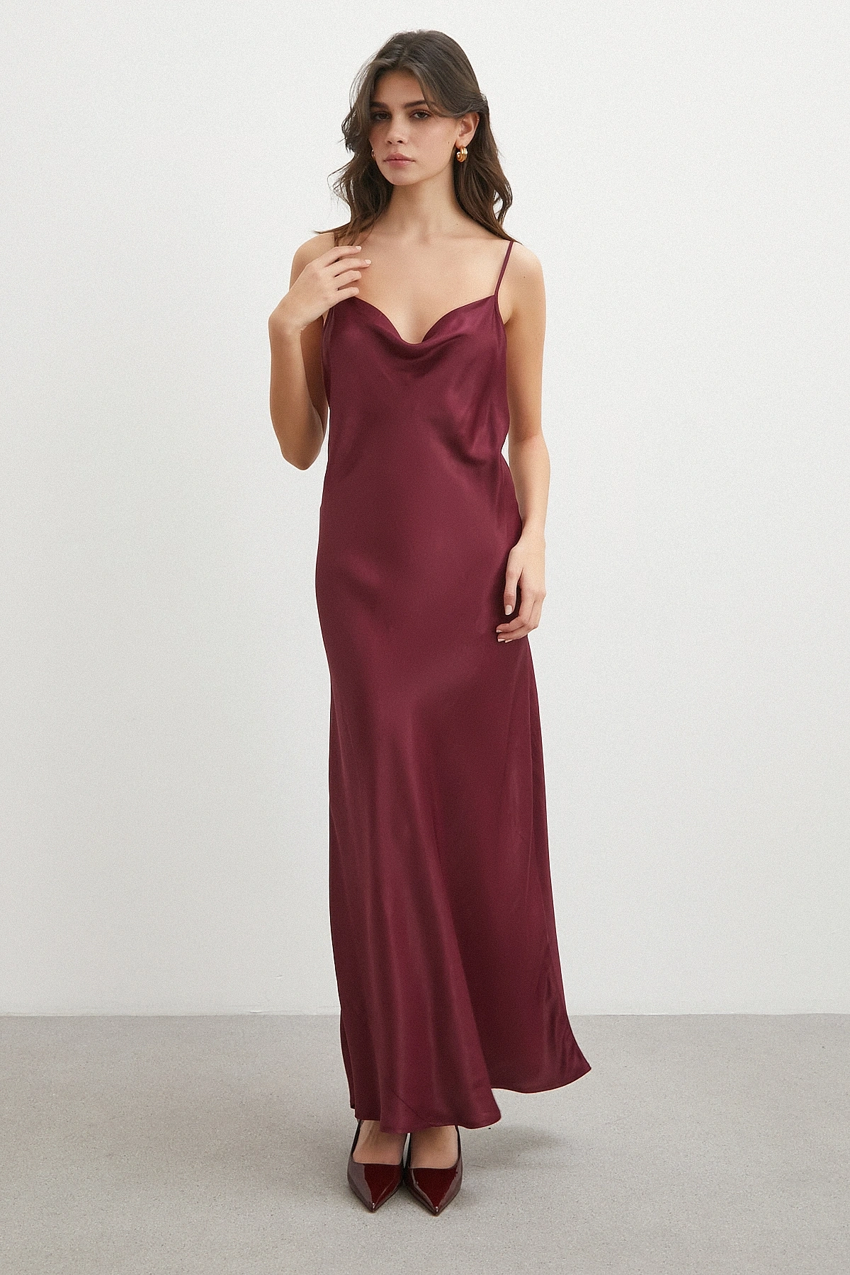 İnce Askılı Sırt Detaylı Saten Elbise