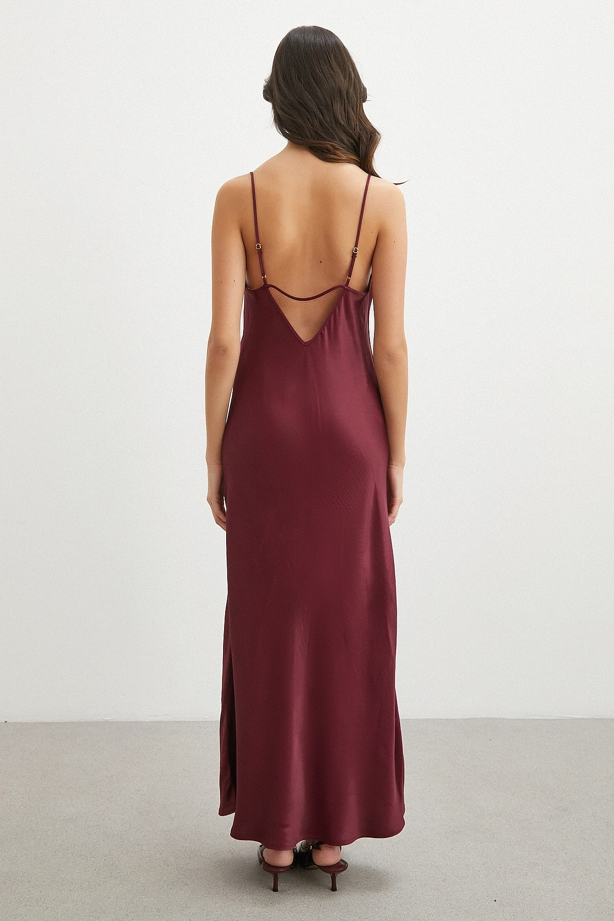 İnce Askılı Sırt Detaylı Saten Elbise