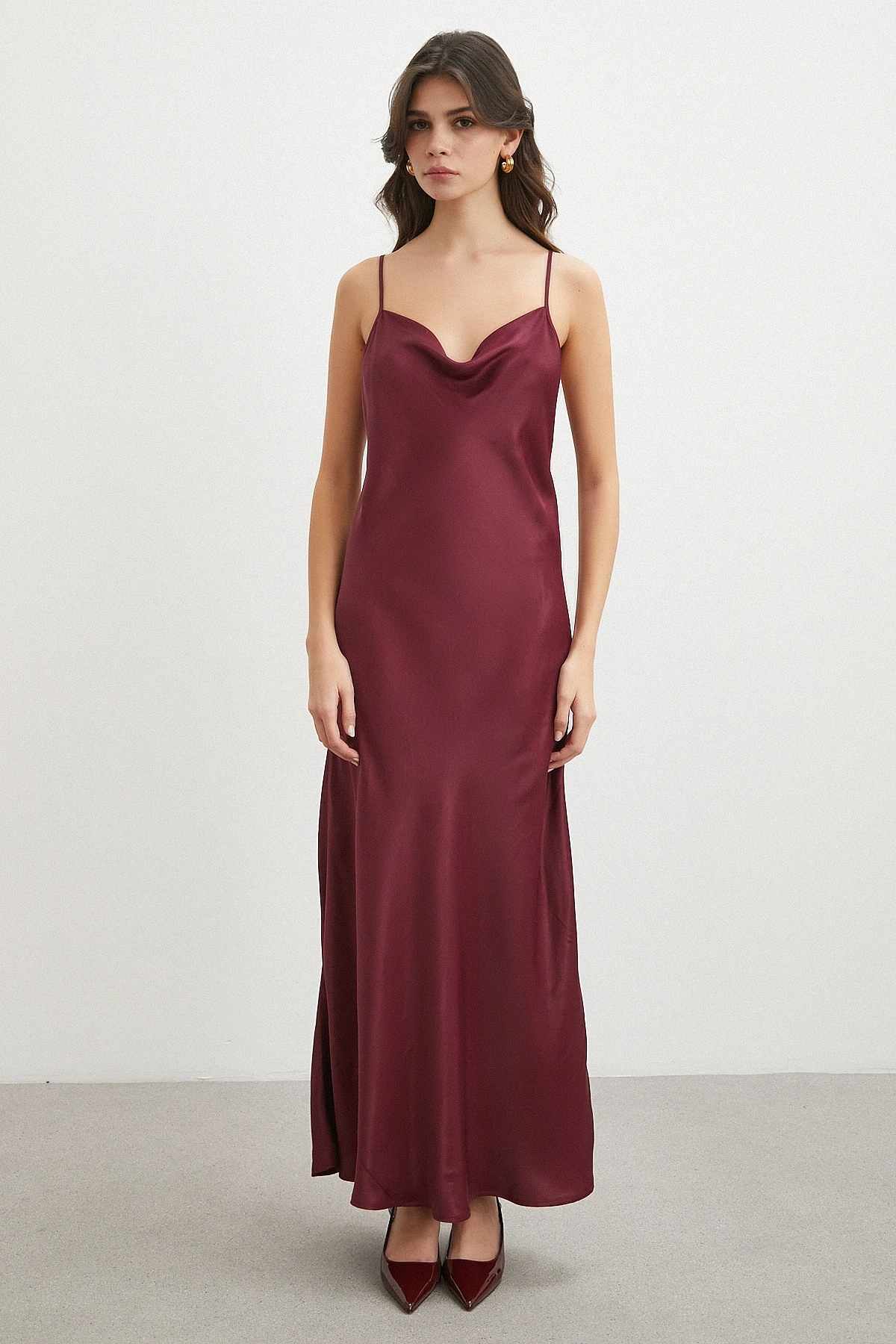 İnce Askılı Sırt Detaylı Saten Elbise