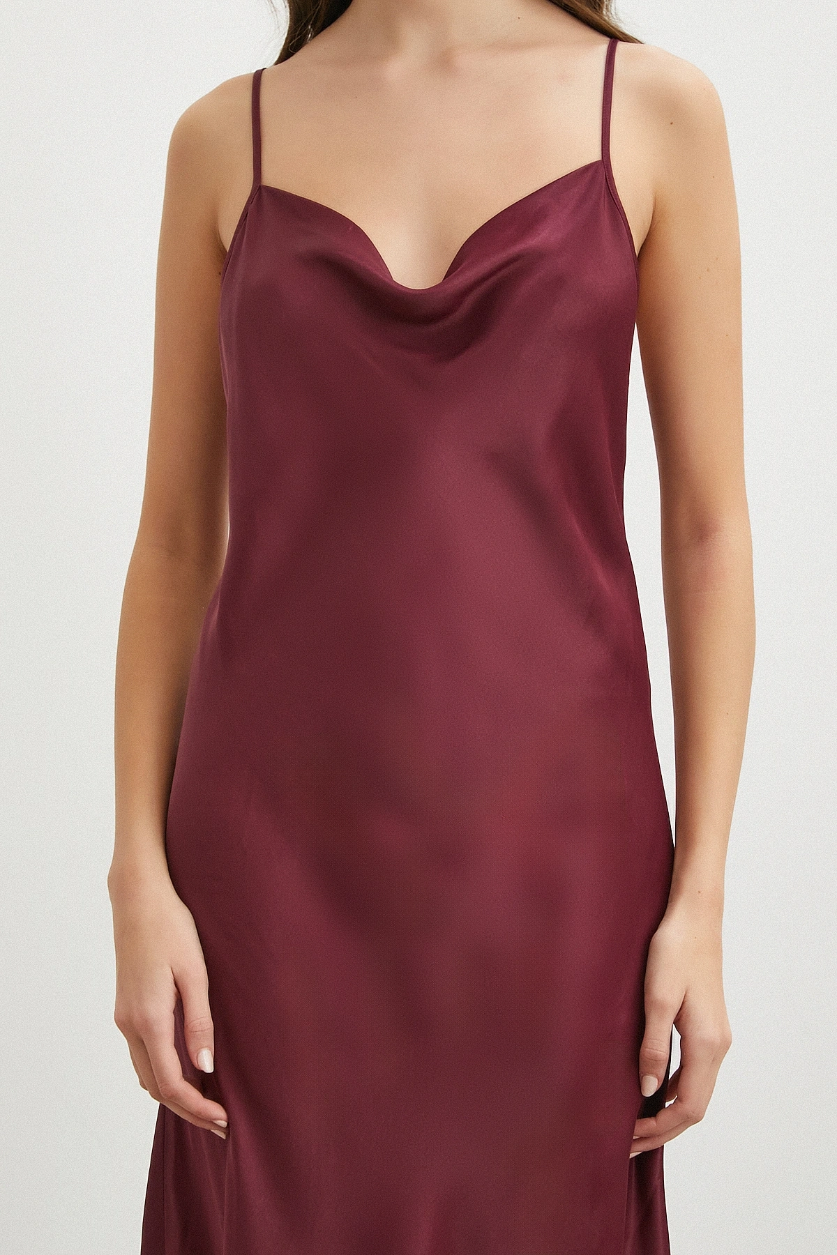 İnce Askılı Sırt Detaylı Saten Elbise