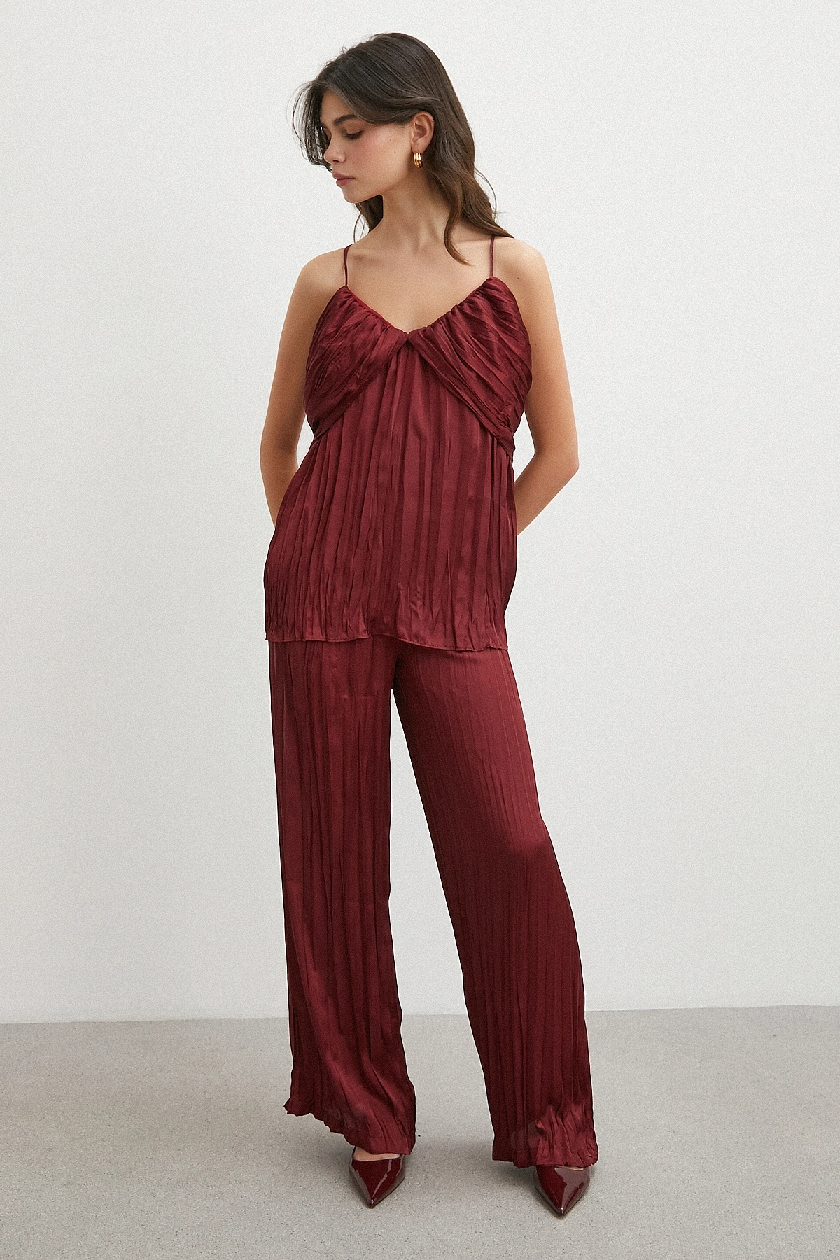 Mürdüm Pliseli Saten Pantolon