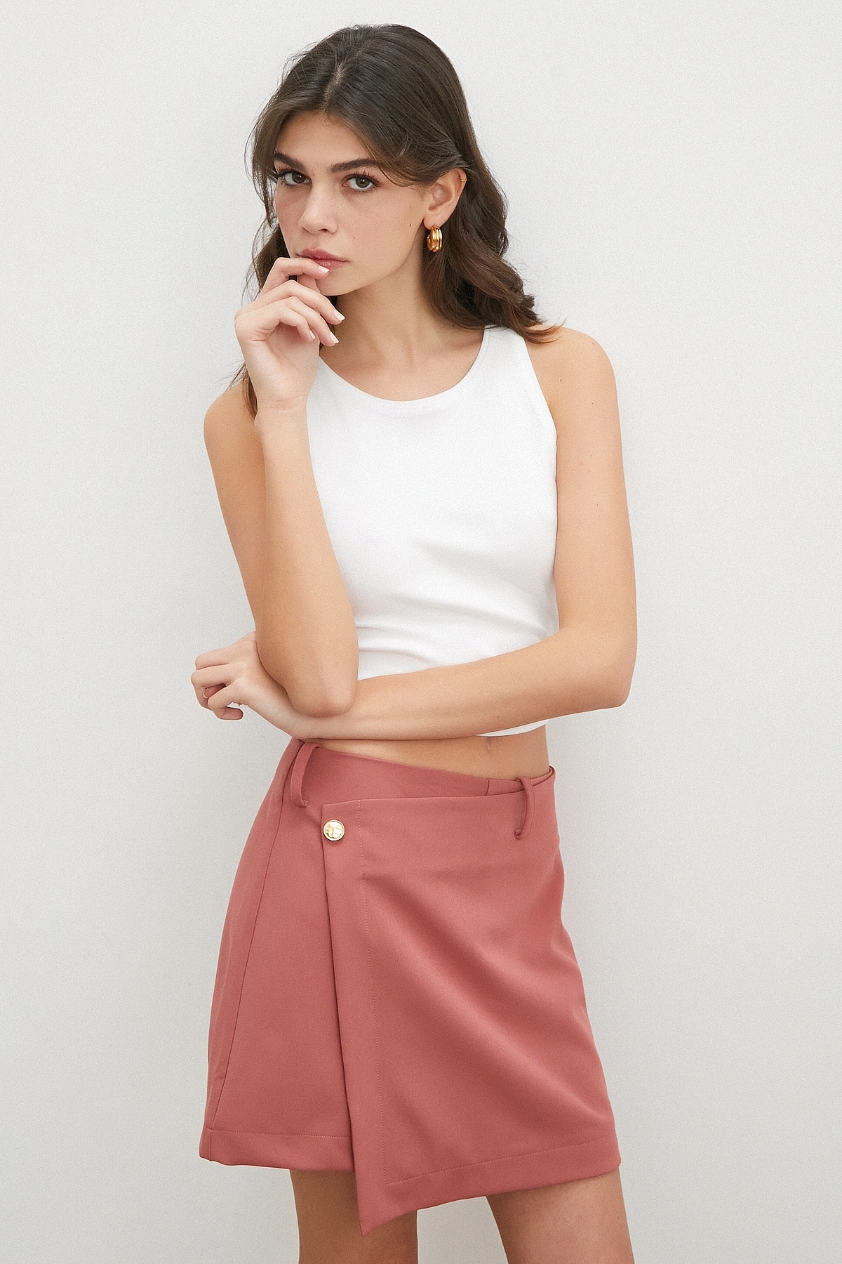 Asimetrik Kesim Gold Düğmeli Mini Şort Etek