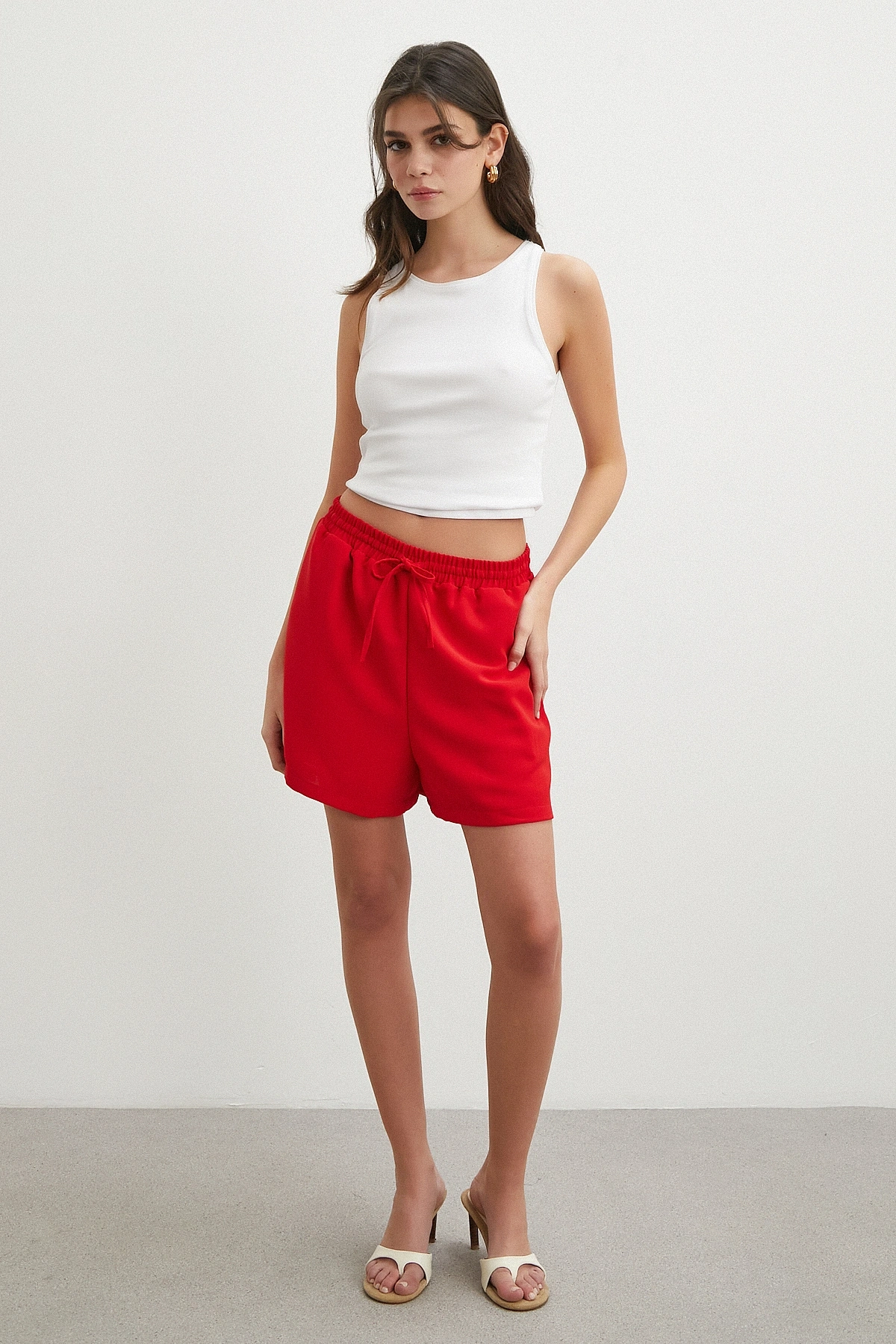 Kırmızı Lastikli ve Bağcıklı Rahat Kesim Şort