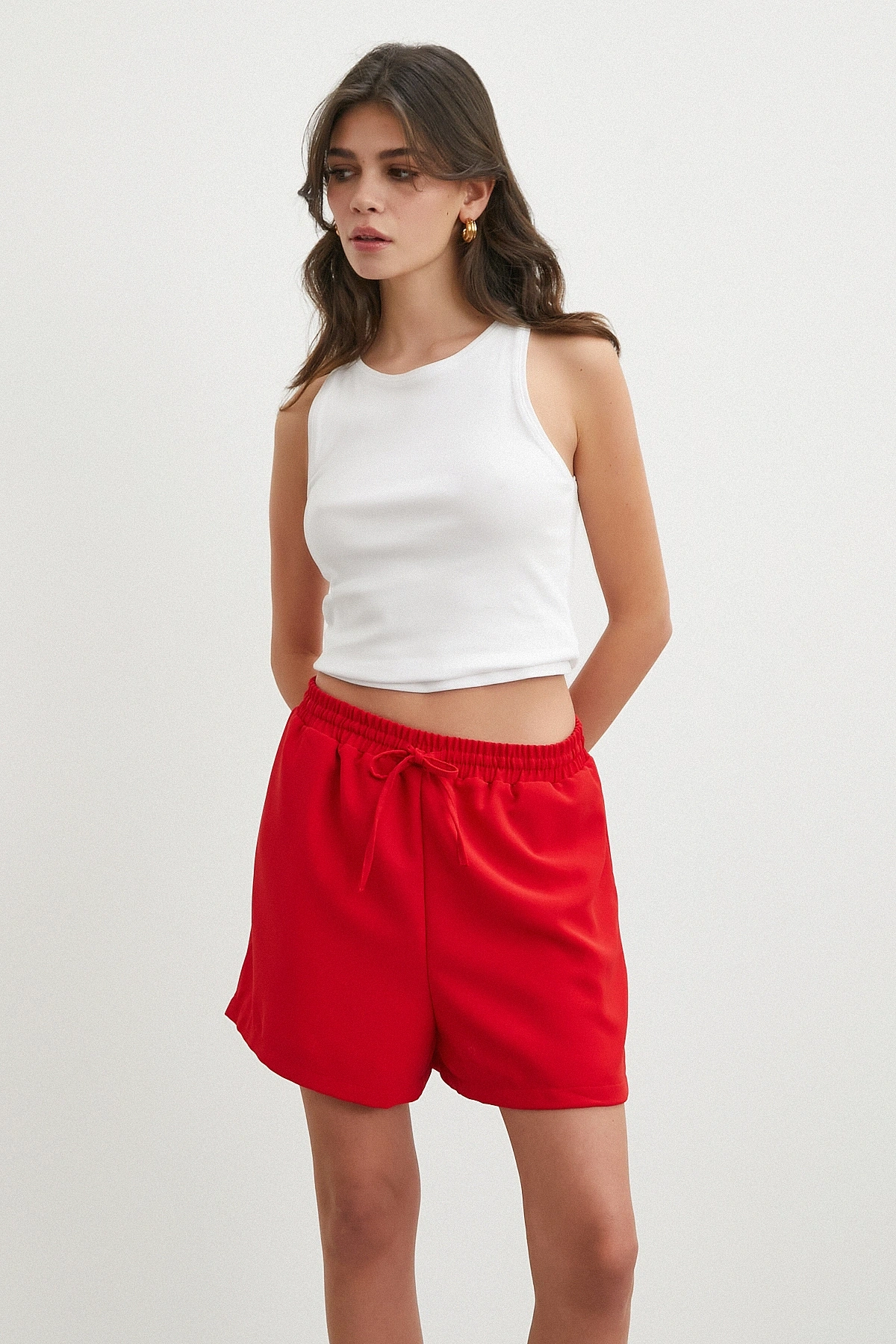 Kırmızı Lastikli ve Bağcıklı Rahat Kesim Şort