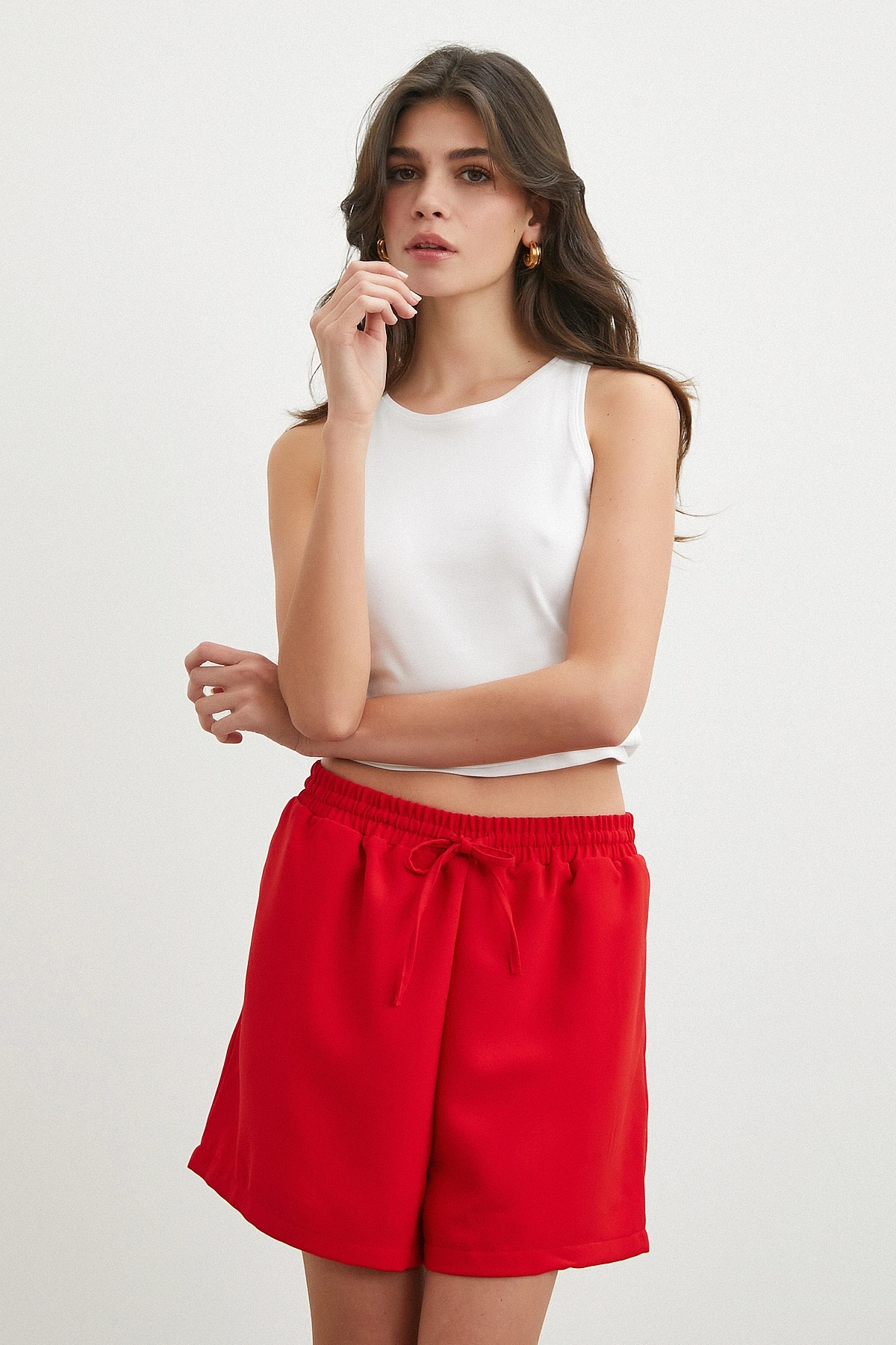 Kırmızı Lastikli ve Bağcıklı Rahat Kesim Şort