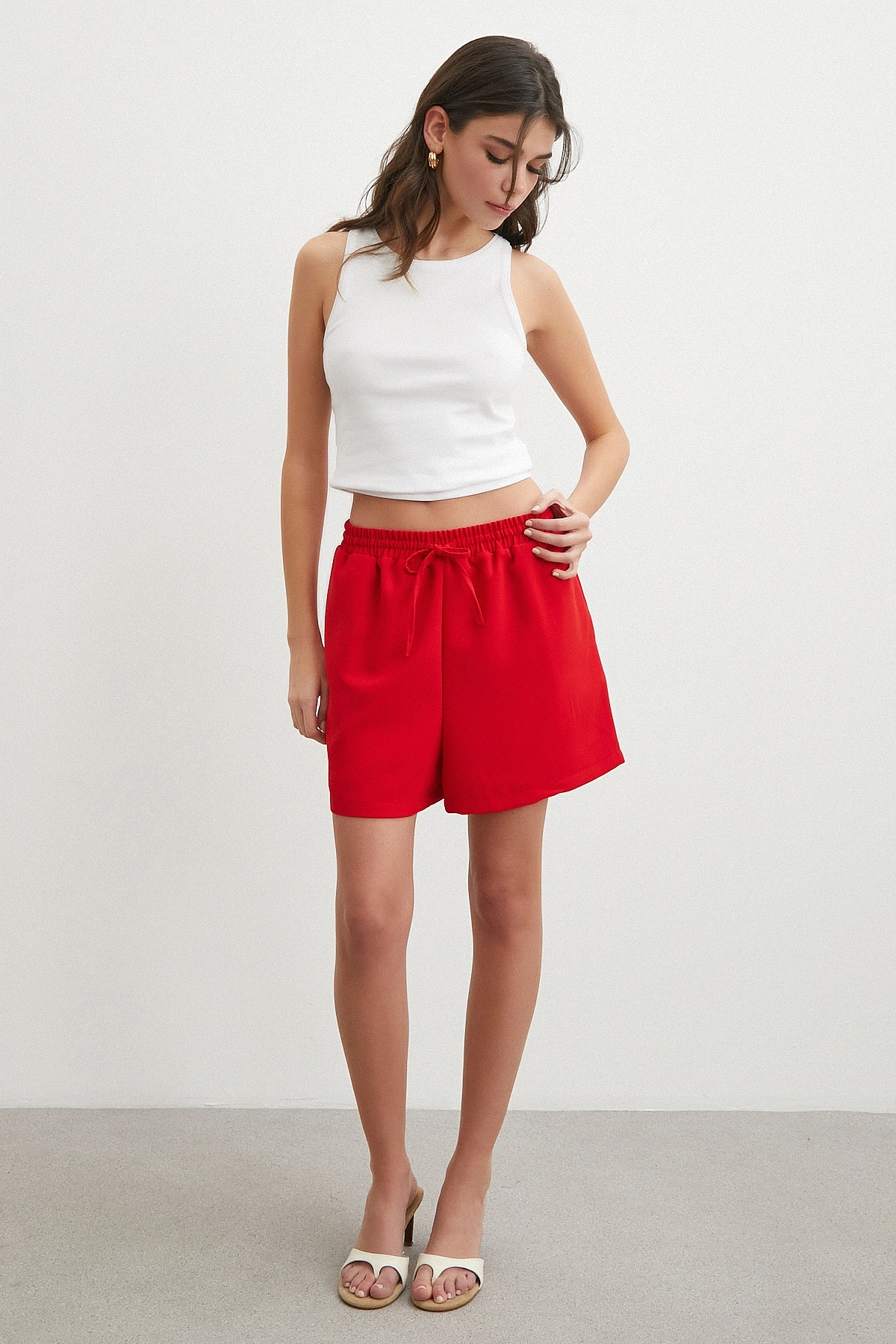 Kırmızı Lastikli ve Bağcıklı Rahat Kesim Şort