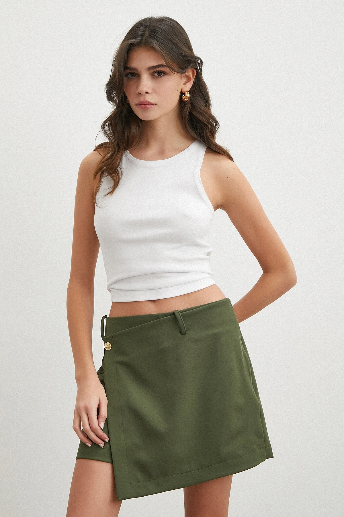 Asimetrik Kesim Gold Düğmeli Mini Şort Etek