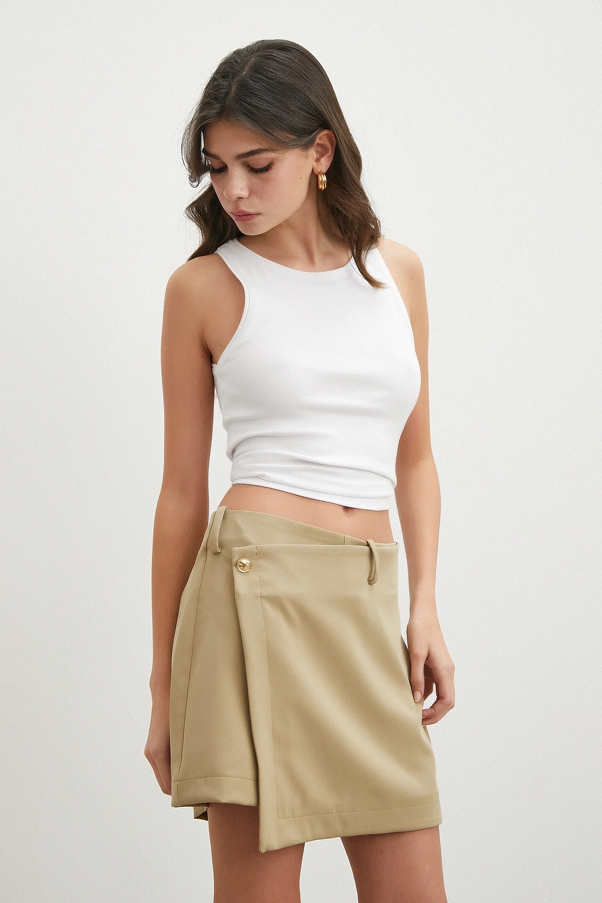 Asimetrik Kesim Gold Düğmeli Mini Şort Etek