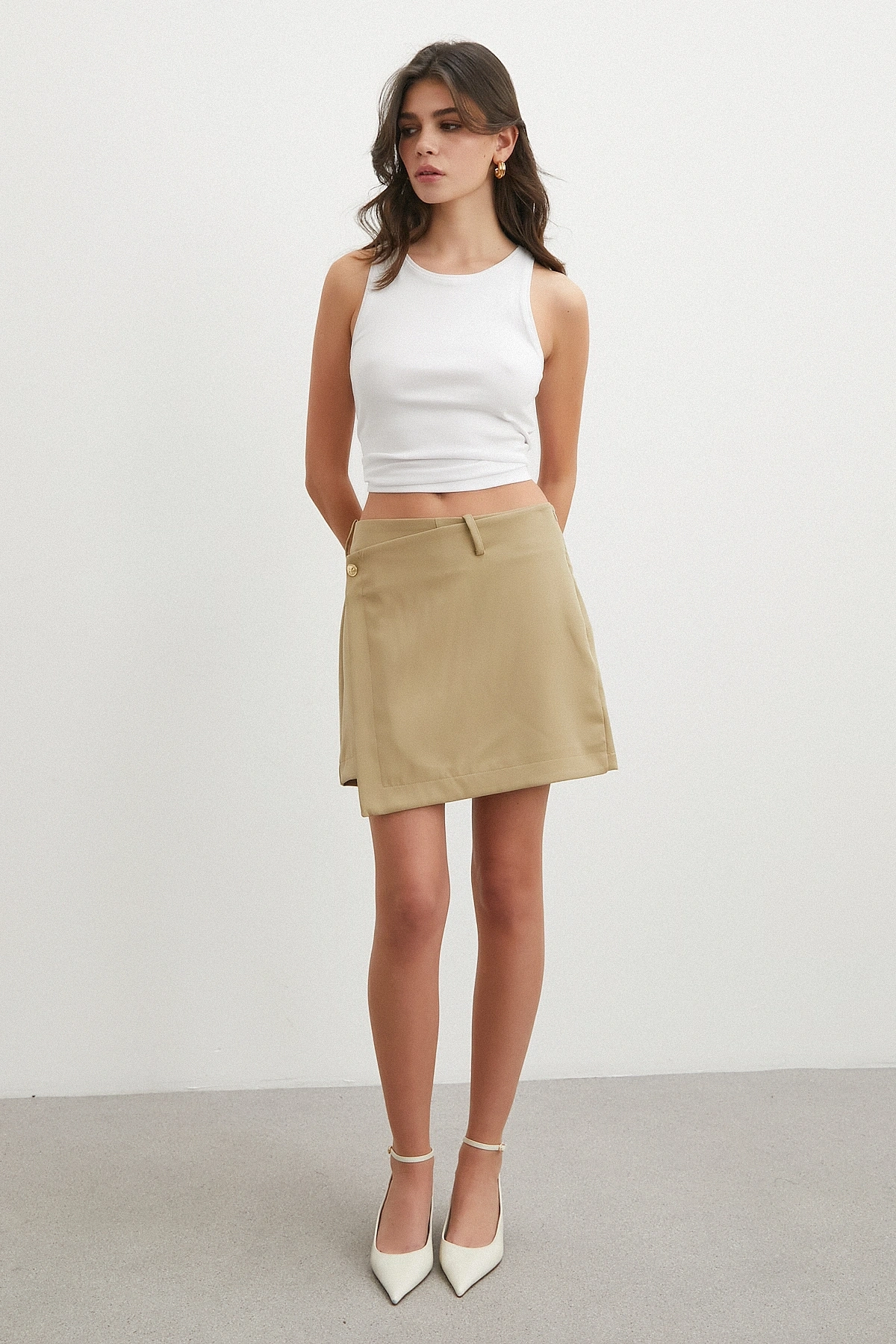 Asimetrik Kesim Gold Düğmeli Mini Şort Etek