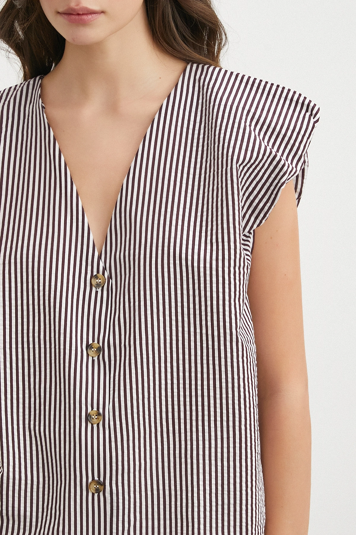 V Yaka Çizgili Vatkalı Kolsuz Bluz