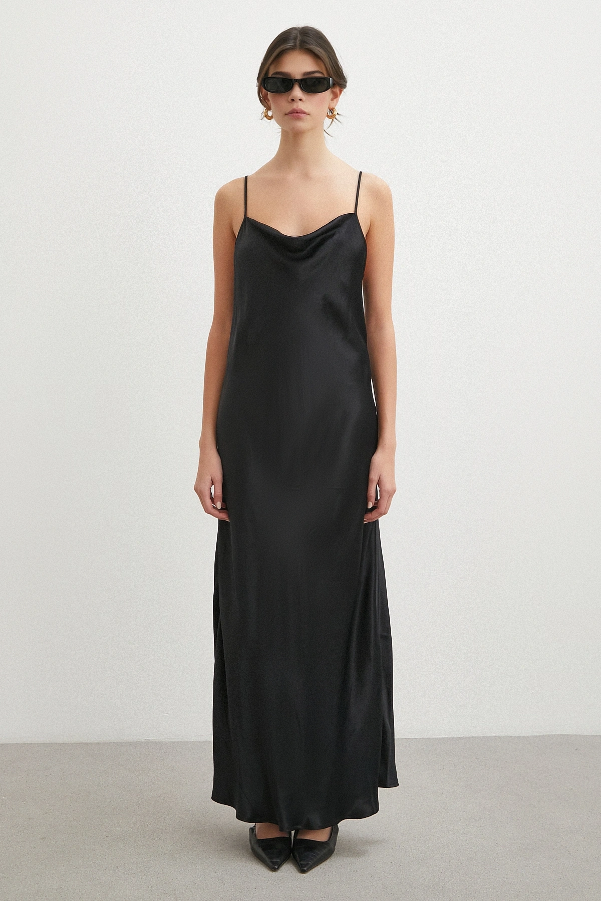 İnce Askılı Sırt Detaylı Saten Elbise