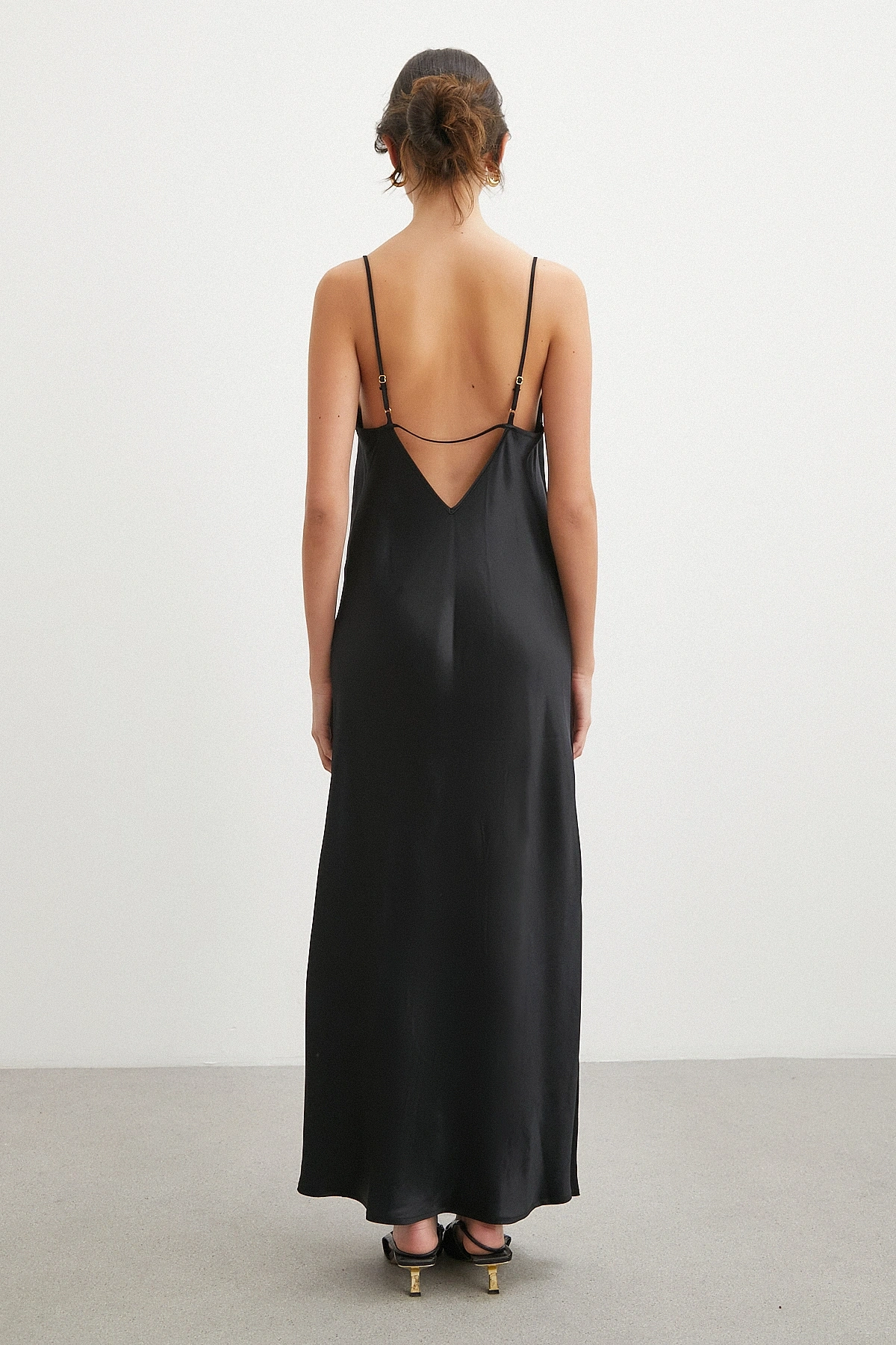 İnce Askılı Sırt Detaylı Saten Elbise